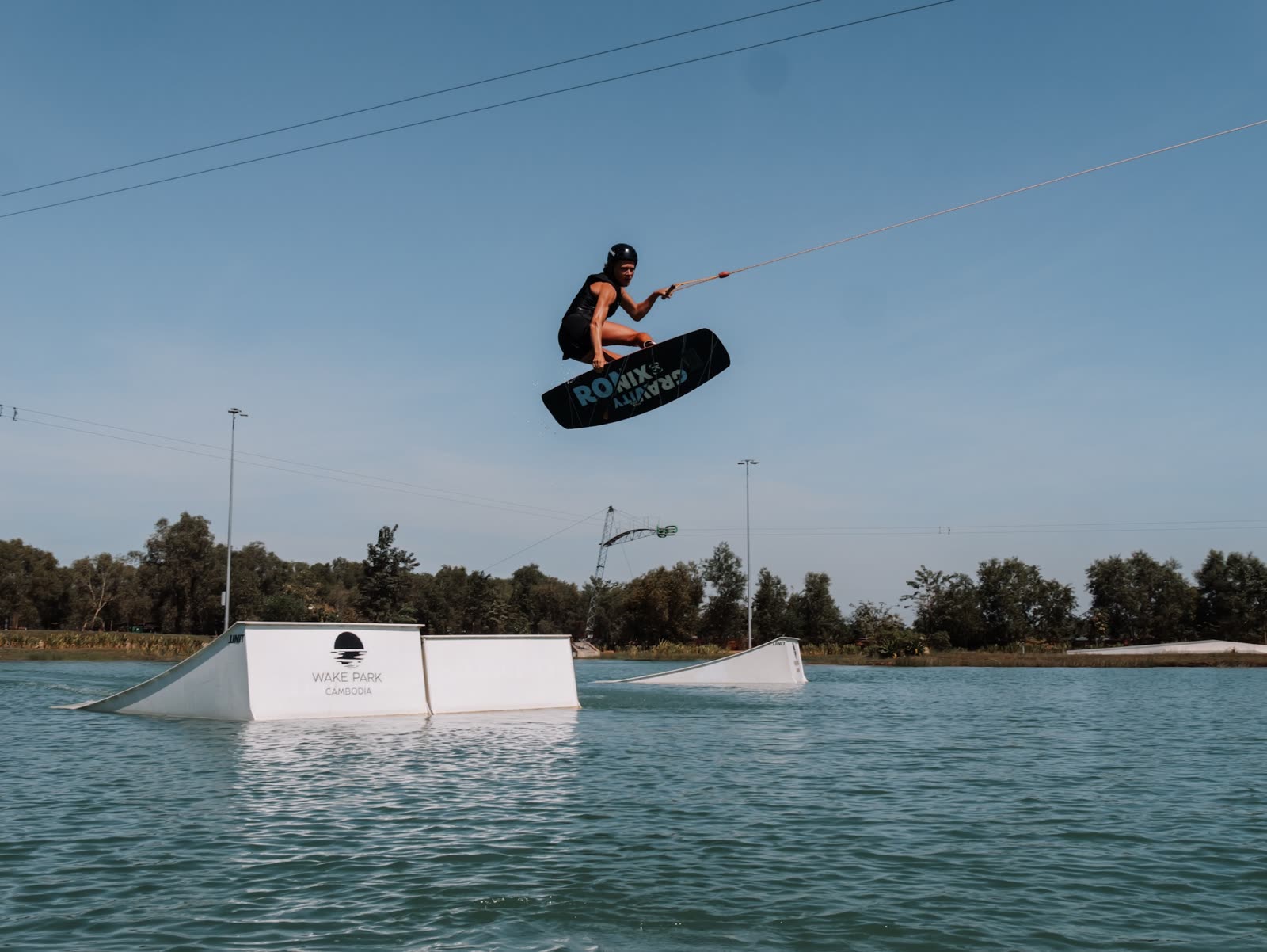 Rider springt over een kicker op de kabelbaan van Wake Park Cambodia