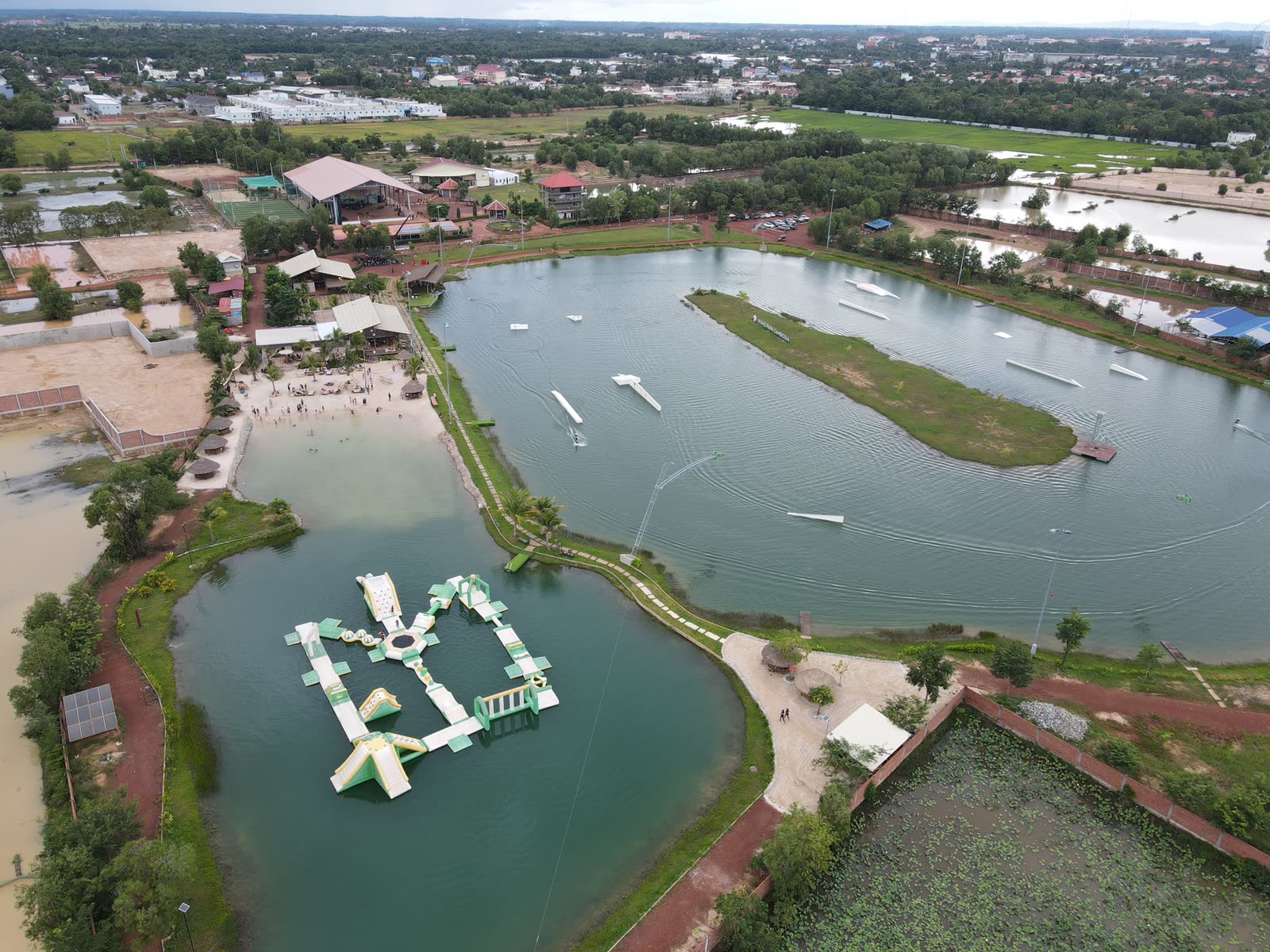 Luchtfoto van het park met de kabelbaan rond het eiland, Aqua Land en het strand